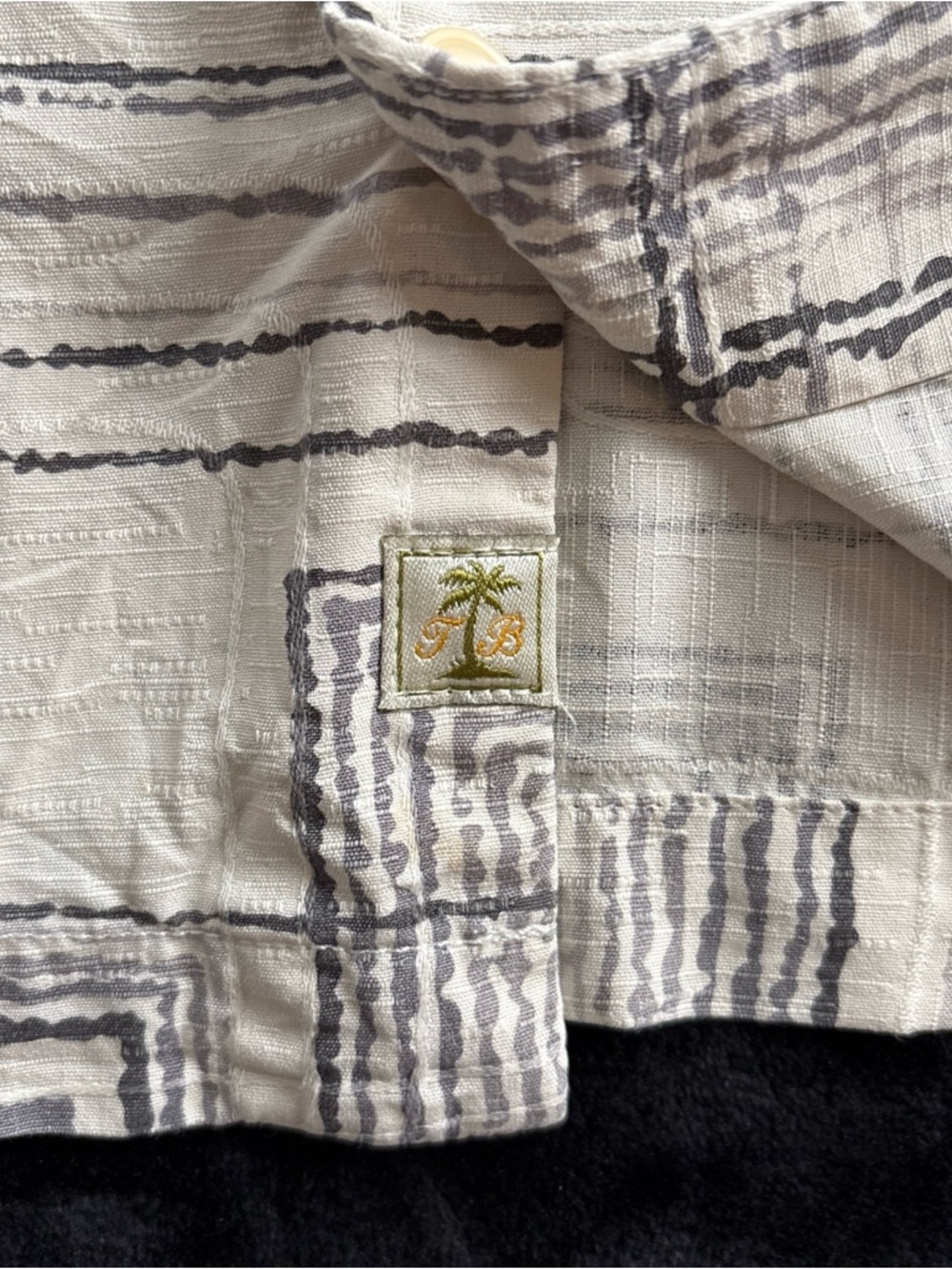 Tommy Bahama Camp Shirt Men’s Large Silk Beige Grey Geometric Print Button Up - Picture 4 of 5